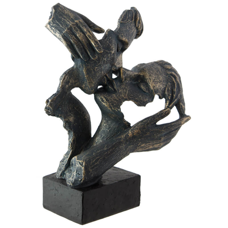LOVERS KISSING ON PLINTH 28CM
